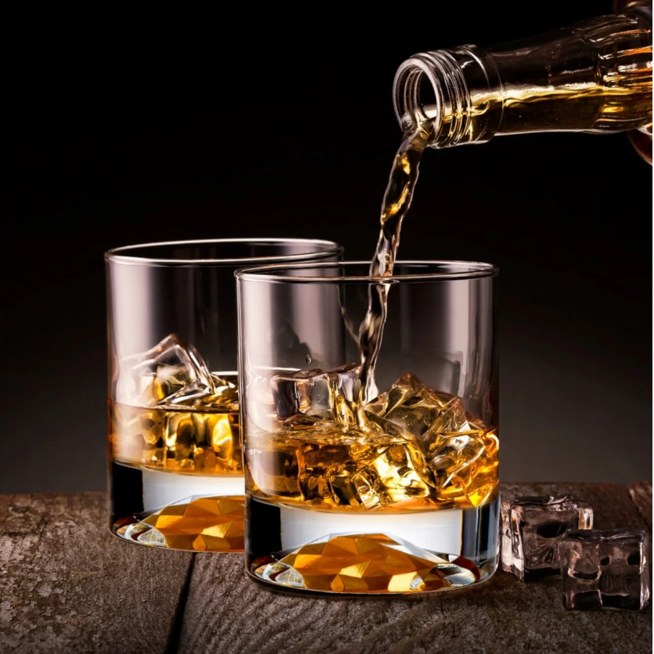 Whiskey Decanter & 4 Whiskey Glasses Gift Set | Mountain Design - Image 4